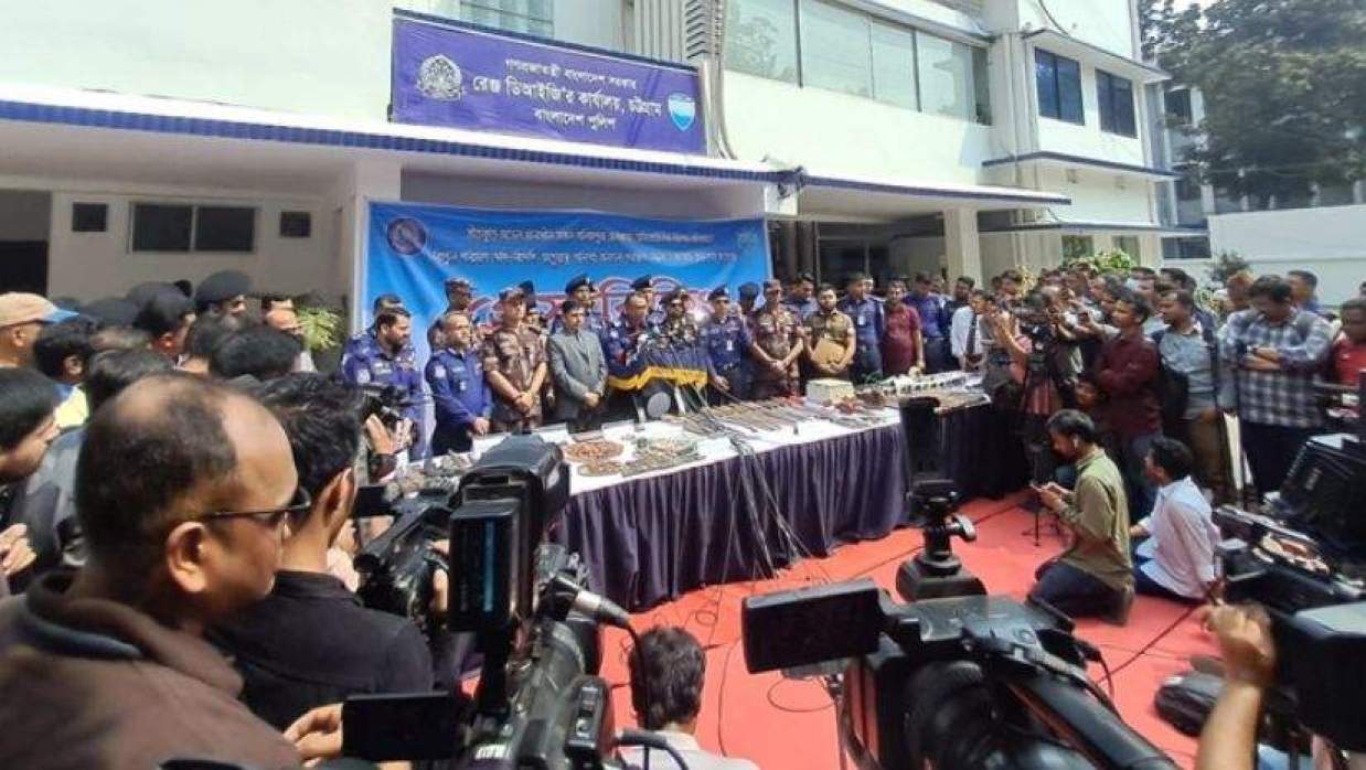 চট্টগ্রাম রেঞ্জ ডিআইজির কার্যালয়ে সংবাদ সম্মেলন করছে পুলিশ