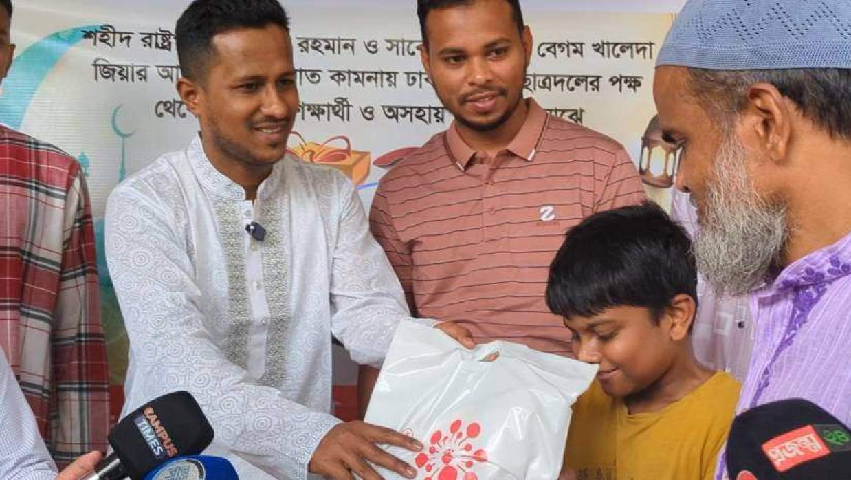 এক শিশুকে ঈদ উপহার তুলে দেওয়া হচ্ছে