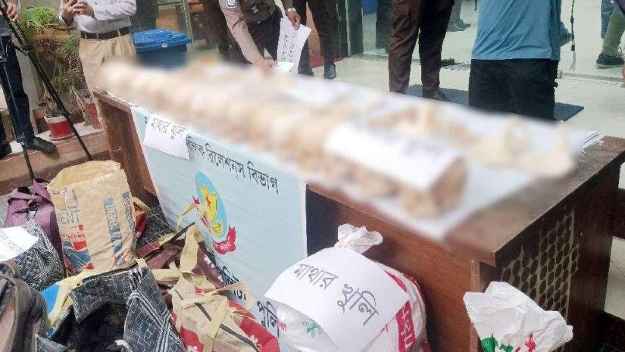 বিপুল মাথার খুলি ও হাড় জব্দ, ডেন্টালের দুই শিক্ষার্থীসহ গ্রেপ্তার ৪