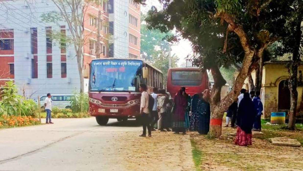 ১৬ দিনের ছুটিতে মাভাবিপ্রবি, নাড়ির টানে বাড়ি ছুটছেন শিক্ষার্থীরা