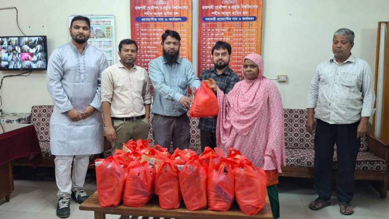হল কর্মচারীদের মধ্যে রুয়েট প্রশাসনের ঈদসামগ্রী বিতরণ