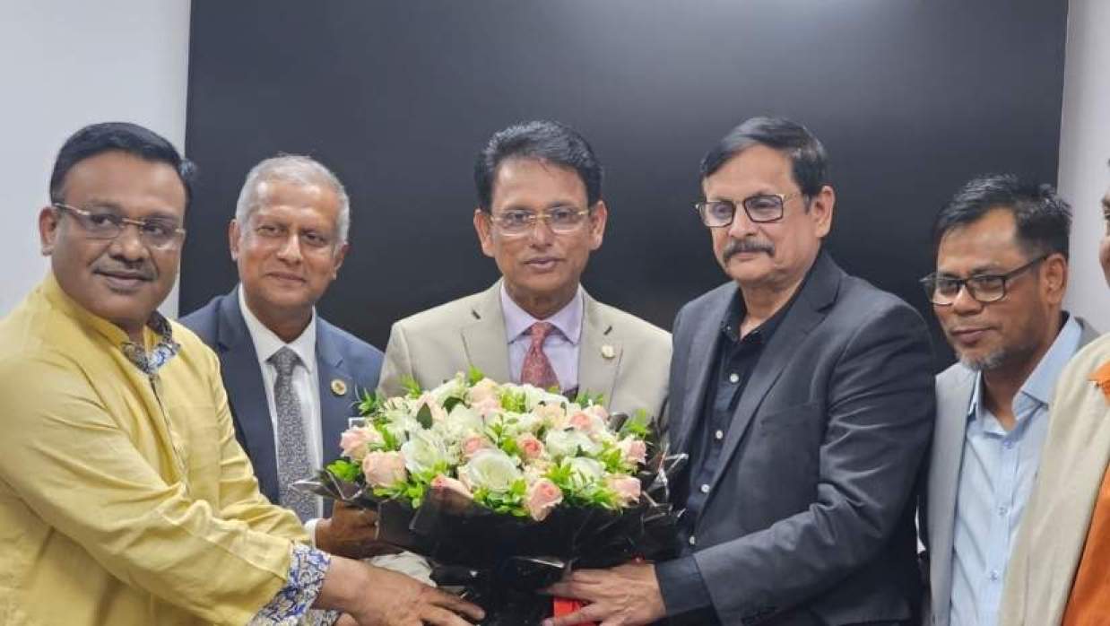 ইউসিএসআই ও অতীশ দীপঙ্কর ইউনিভার্সিটির পক্ষ থেকে শিক্ষামন্ত্রীকে ফুলের শুভেচ্ছা জানান