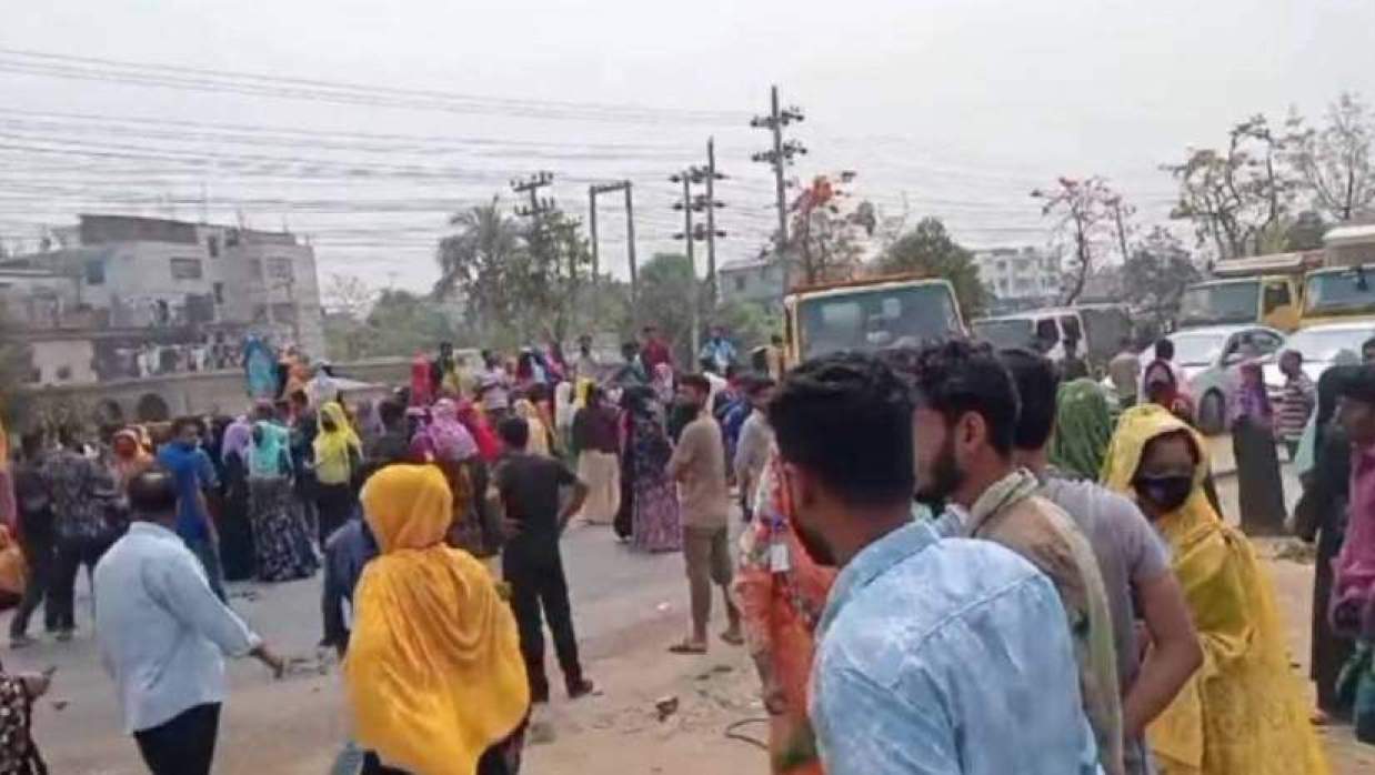 ঢাকা-ময়মনসিংহ মহাসড়ক অবরোধ করে বিক্ষোভ করছেন পোশাকশ্রমিকরা
