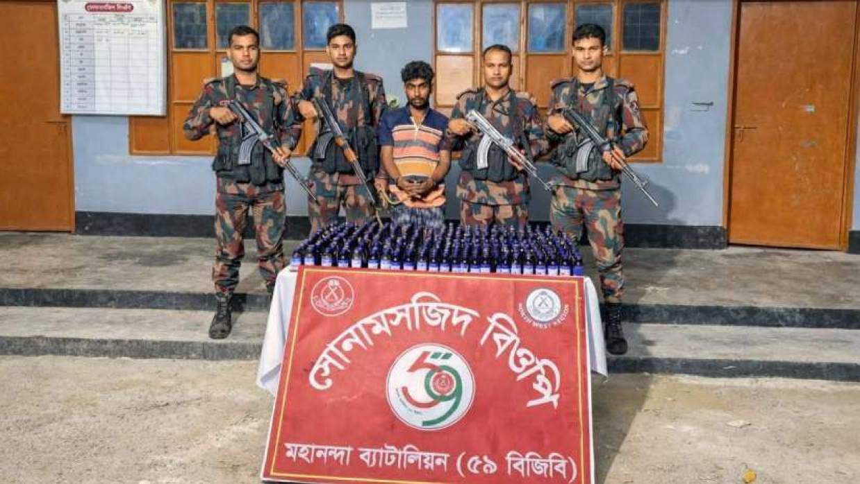 চাঁপাইনবাবগঞ্জ সীমান্তে বিপুল পরিমাণ মাদকসহ যুবক আটক