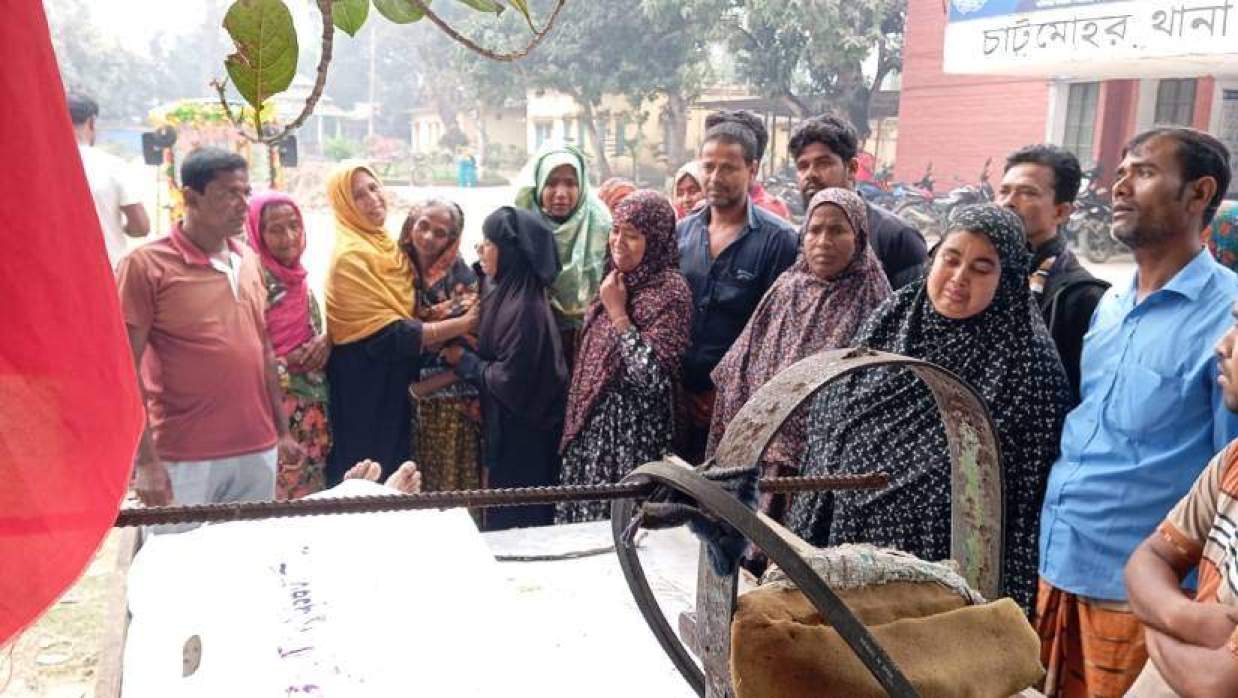 নিহত ইমরানের লাশ ঘিরে স্বজনদের আহাজারি। বৃহস্পতিবার সকালে পাবনার চাটমোহর থানায়