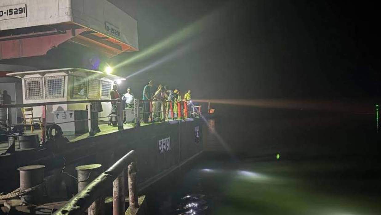 উদ্ধাকারী জাহাজ হমজা পদ্মায় ডুবে যাওয়া লরিটি উদ্ধারে কাজ করছে