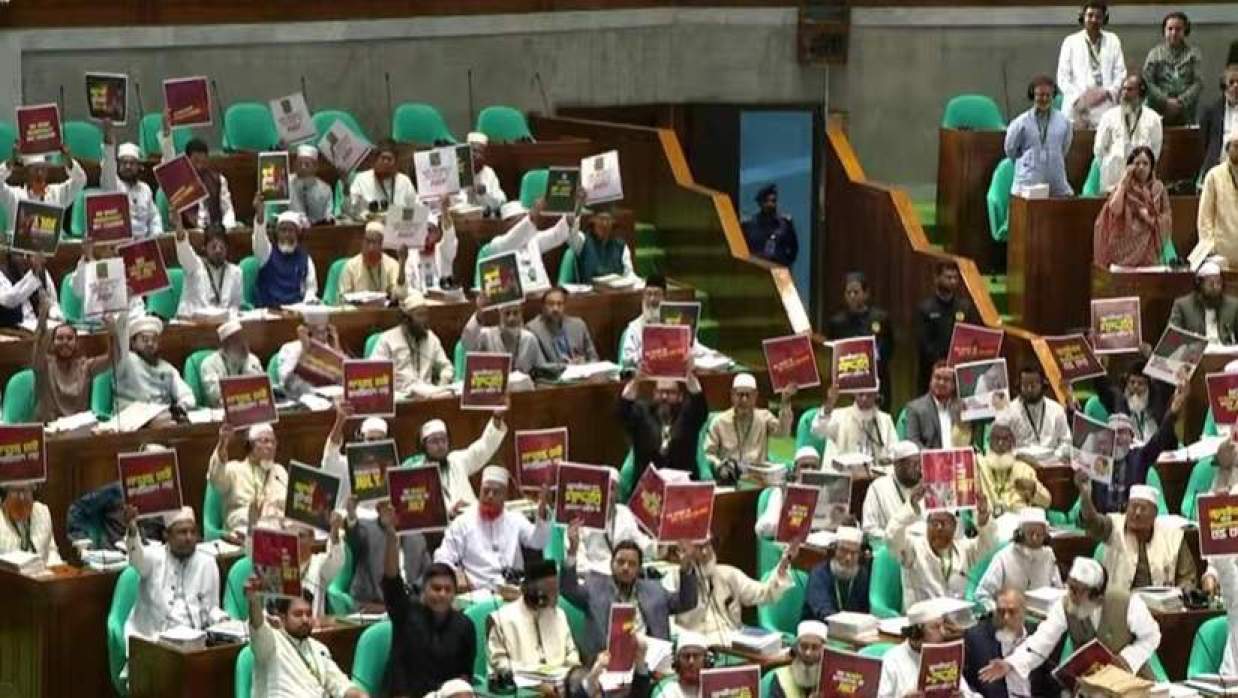 জাতীয় সংসদে প্ল্যাকার্ড দেখিয়ে বিরোধী দলের বিক্ষোভ