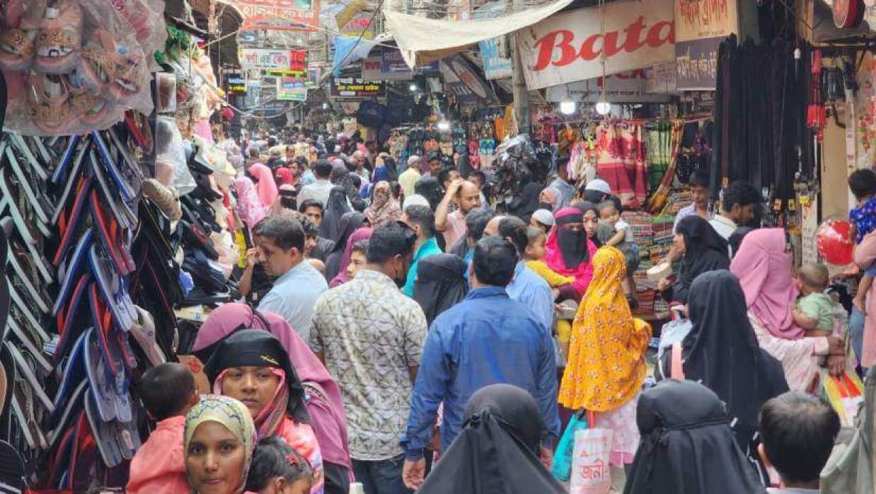 ঈদ ঘিরে সরগরম ফেনীর বাজার, বাড়ছে বেচাকেনা