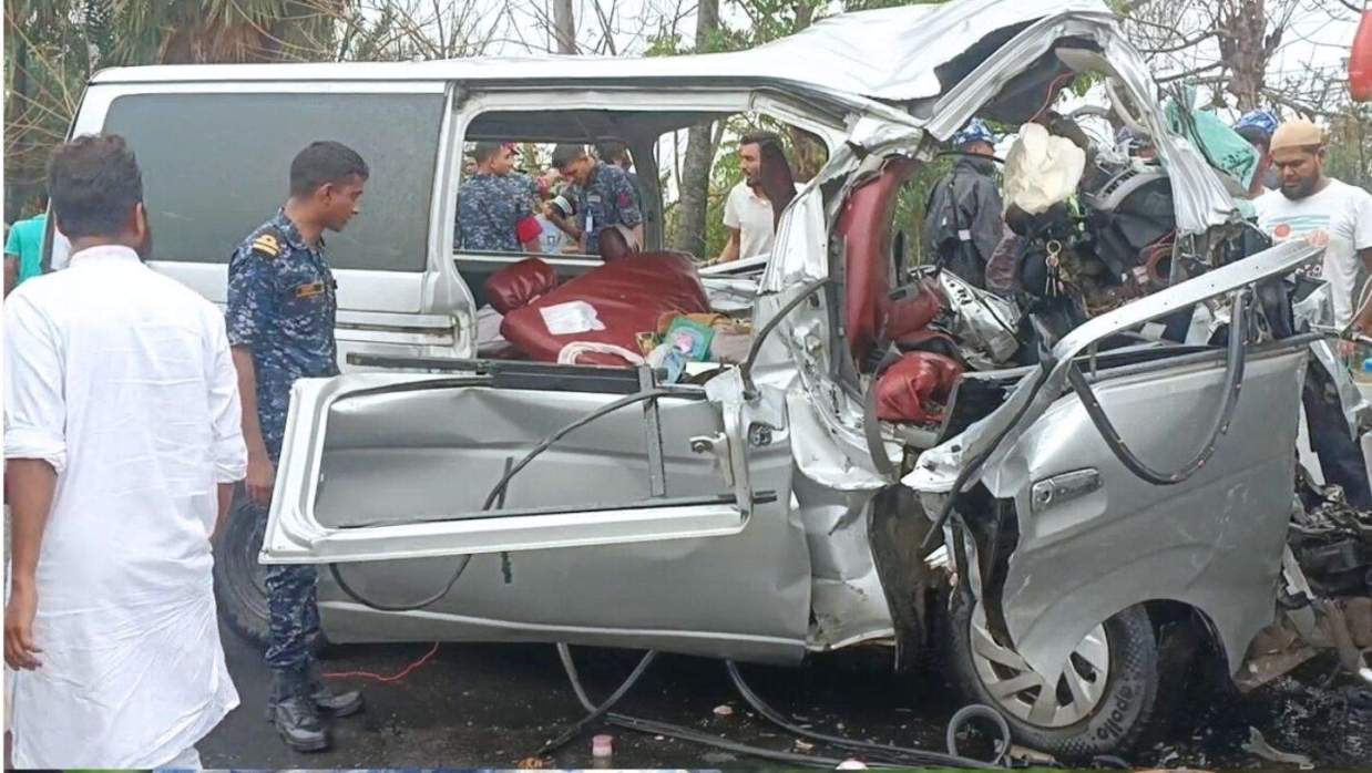 রামপালে বাস ও যাত্রীবাহী মাইক্রোবাসের মধ্যে মুখোমুখি সংঘর্ষ হয়।