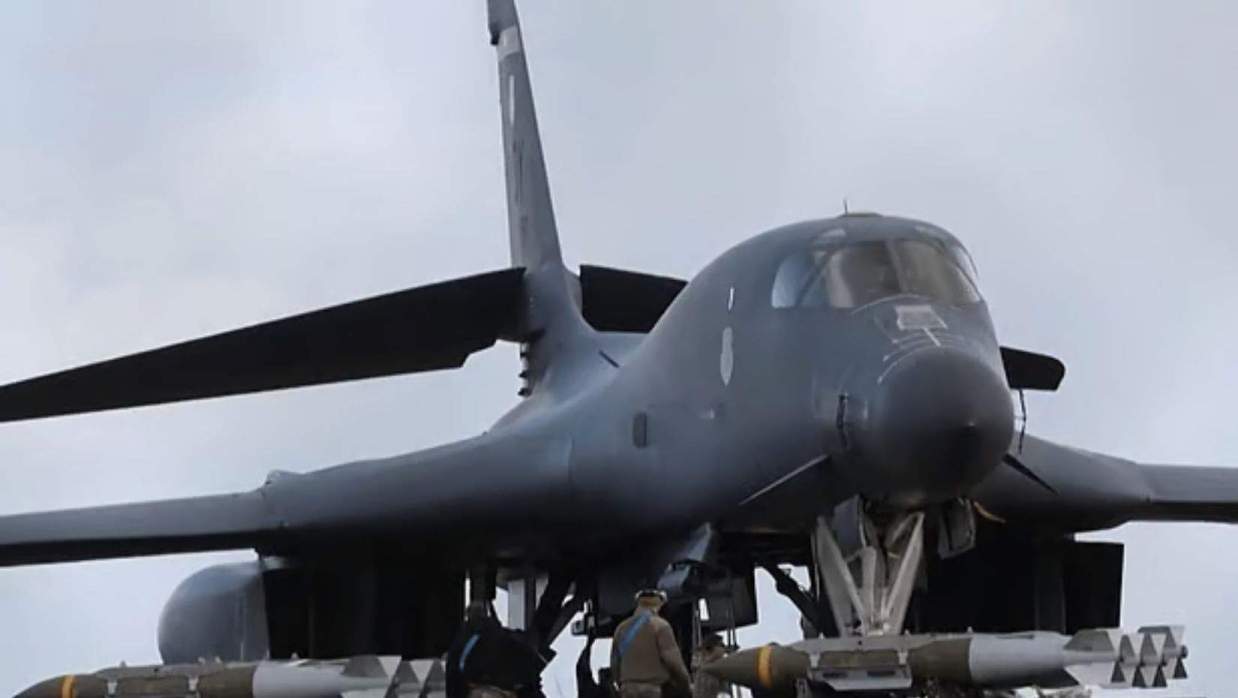 যুক্তরাজ্যের আরএএফ ফেয়ারফোর্ড ঘাঁটিতে বি-১ বোমারু বিমানে জেডিএএম মারণাস্ত্র মজুত করা হচ্ছে