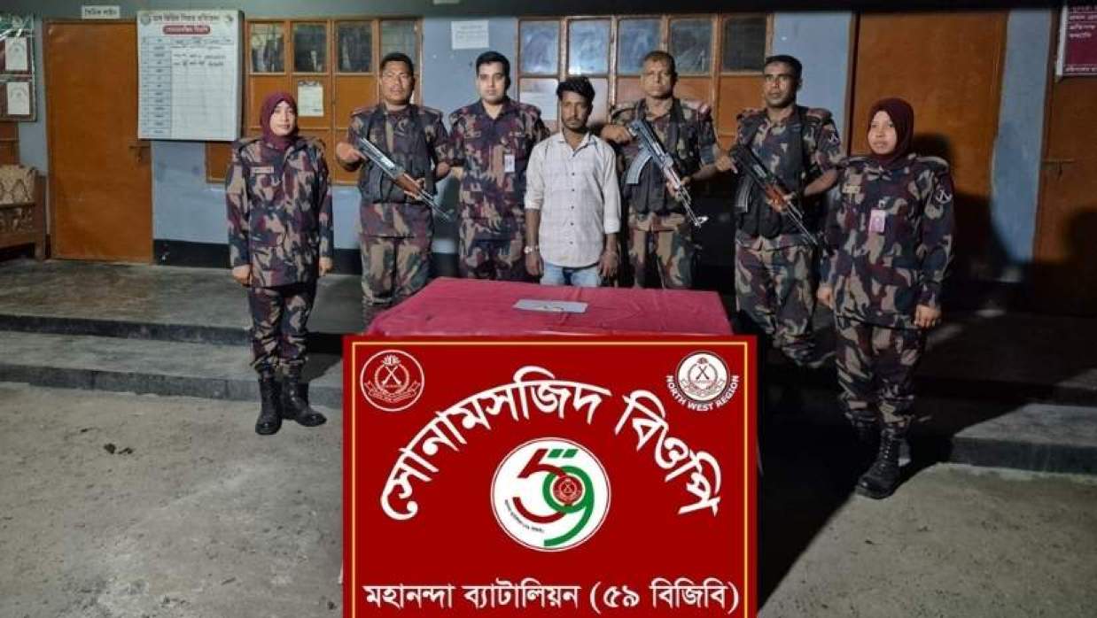 পায়ুপথে অর্ধকোটি টাকার স্বর্ণের বার, পাঁচারকারী আটক