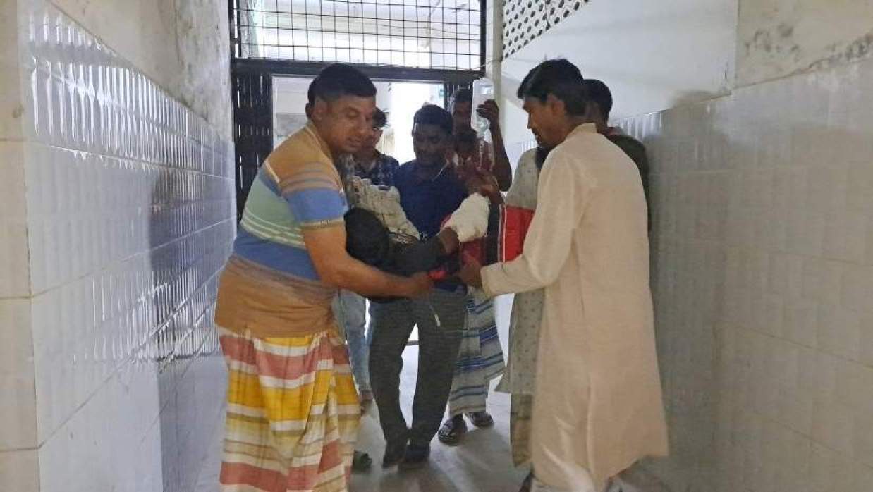 আহত হয়ে হাসপাতালে ভর্তি
