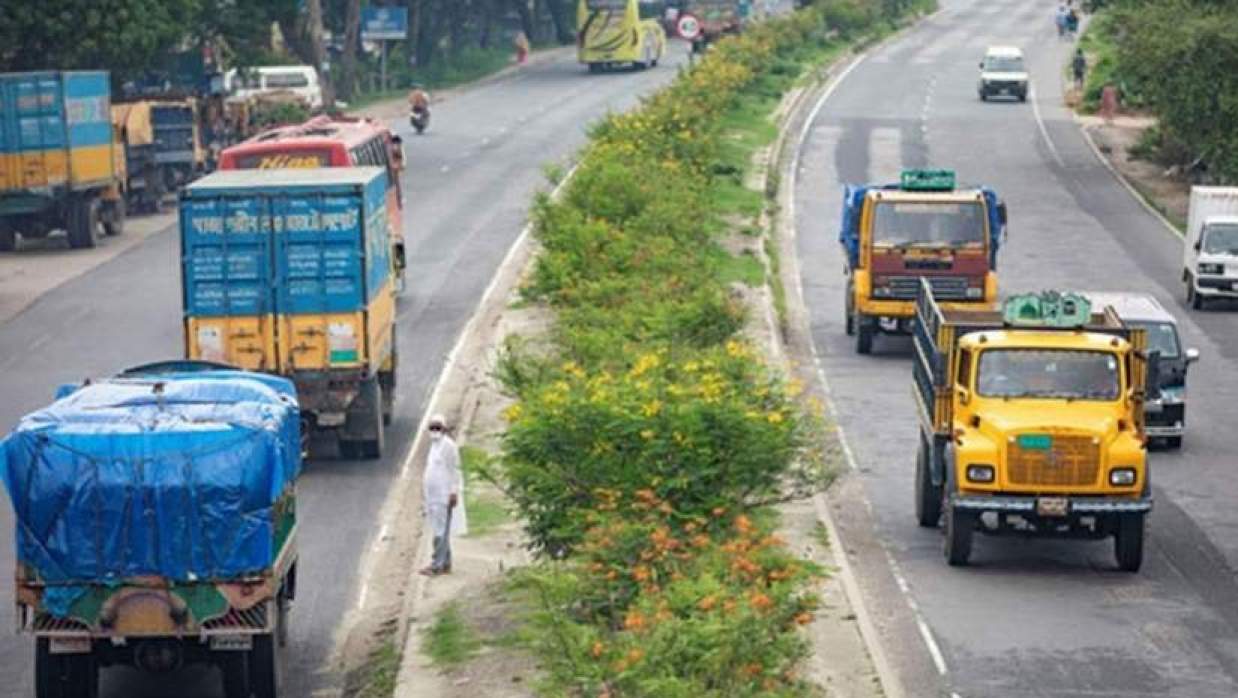 মহাসড়কে যানবাহন
