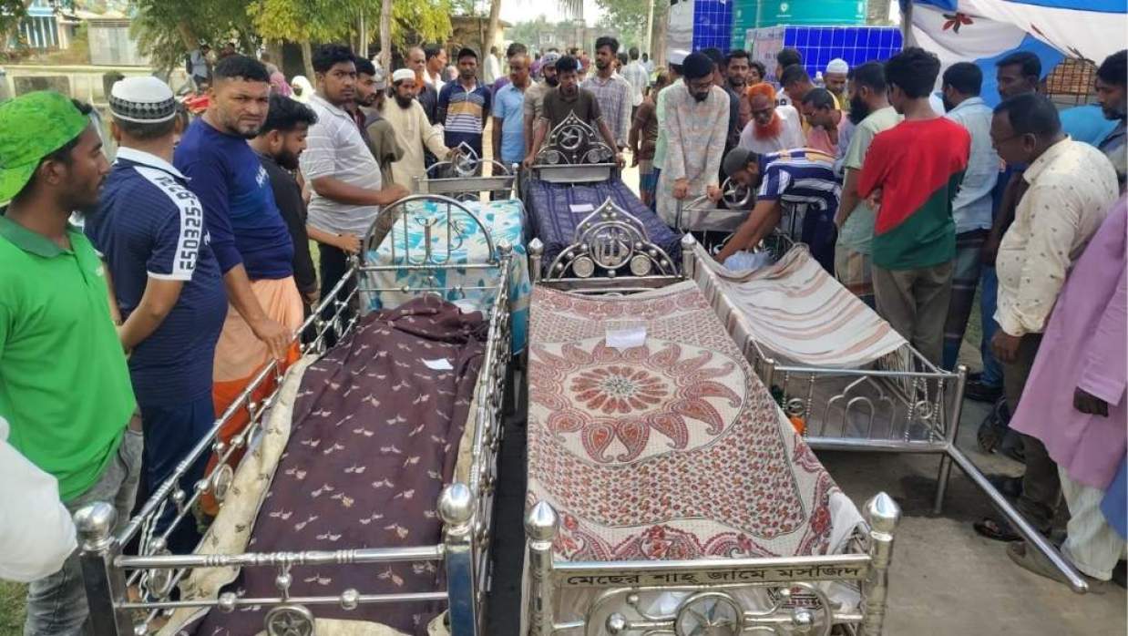 নিহতদের লাশ দাফনের জন্য প্রস্তুত