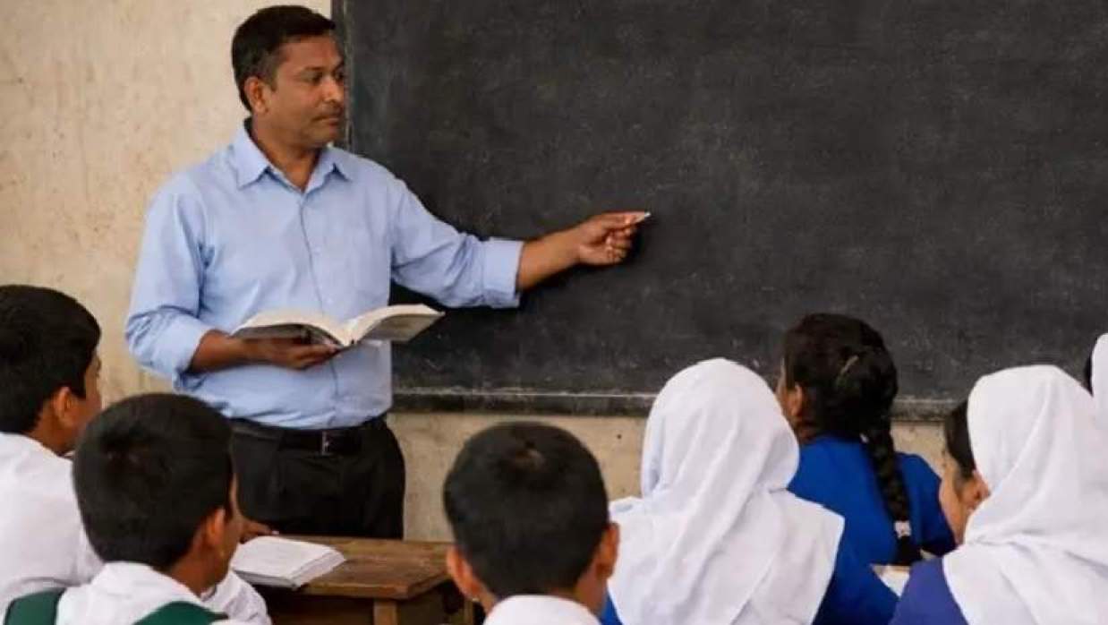 প্রতিষ্ঠানপ্রধান, সহকারী প্রধান পদে ১৮ বছরের অভিজ্ঞতার শর্ত বাতিলের দাবি