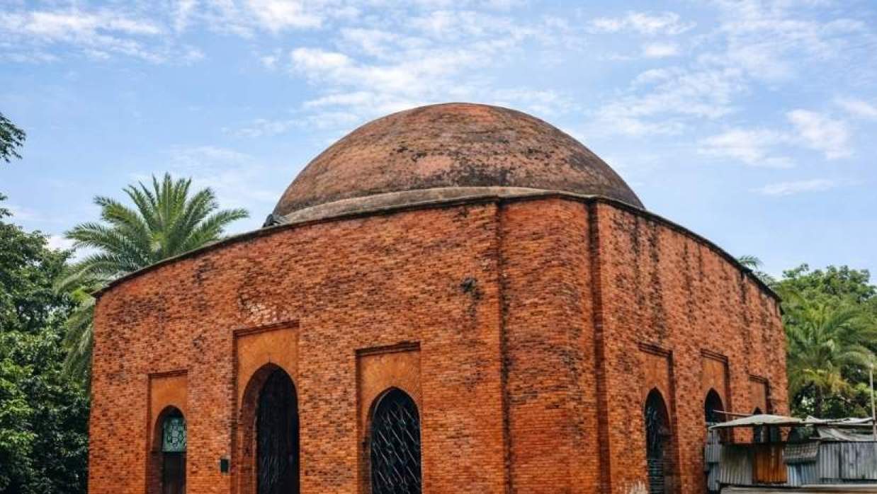  সবুজের মাঝে টিলার চূড়ায় দাঁড়িয়ে তিন শতকের সাক্ষী বিবিচিনি শাহী মসজিদ 