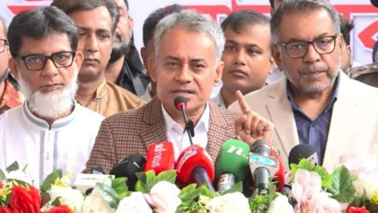 কমলাপুর রেলস্টেশন পরিদর্শন শেষে কথা বলছেন শেখ রবিউল আলম