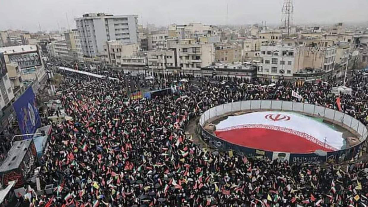 ইরানের রাস্তায় হাজারো জনতার ঢল