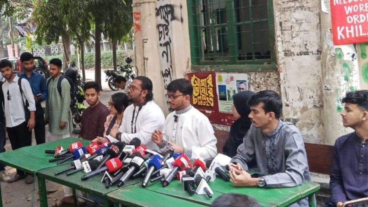 ঢাকা বিশ্ববিদ্যালয়ের মধুর ক্যান্টিনের সামনে সংবাদ সম্মেলন করে জুলাই ঐক্য