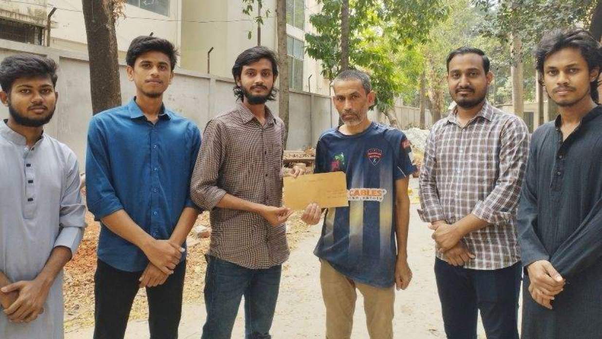 কর্মচারীদের হাতে ঈদ উপহার তুলে দিচ্ছেন ছাত্রদল নেতা নাঈম