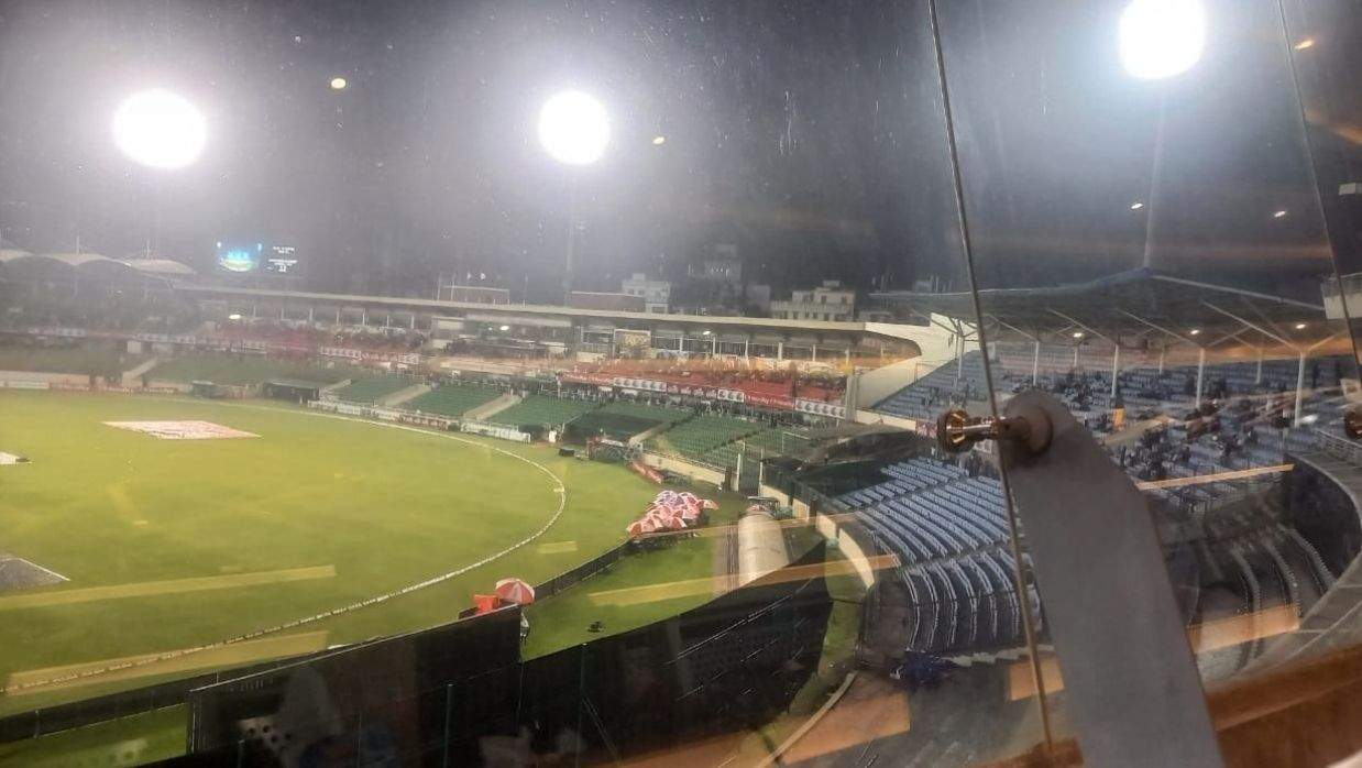 মিরপুরে বজ্রসহ বৃষ্টিতে খেলা বন্ধ আছে।