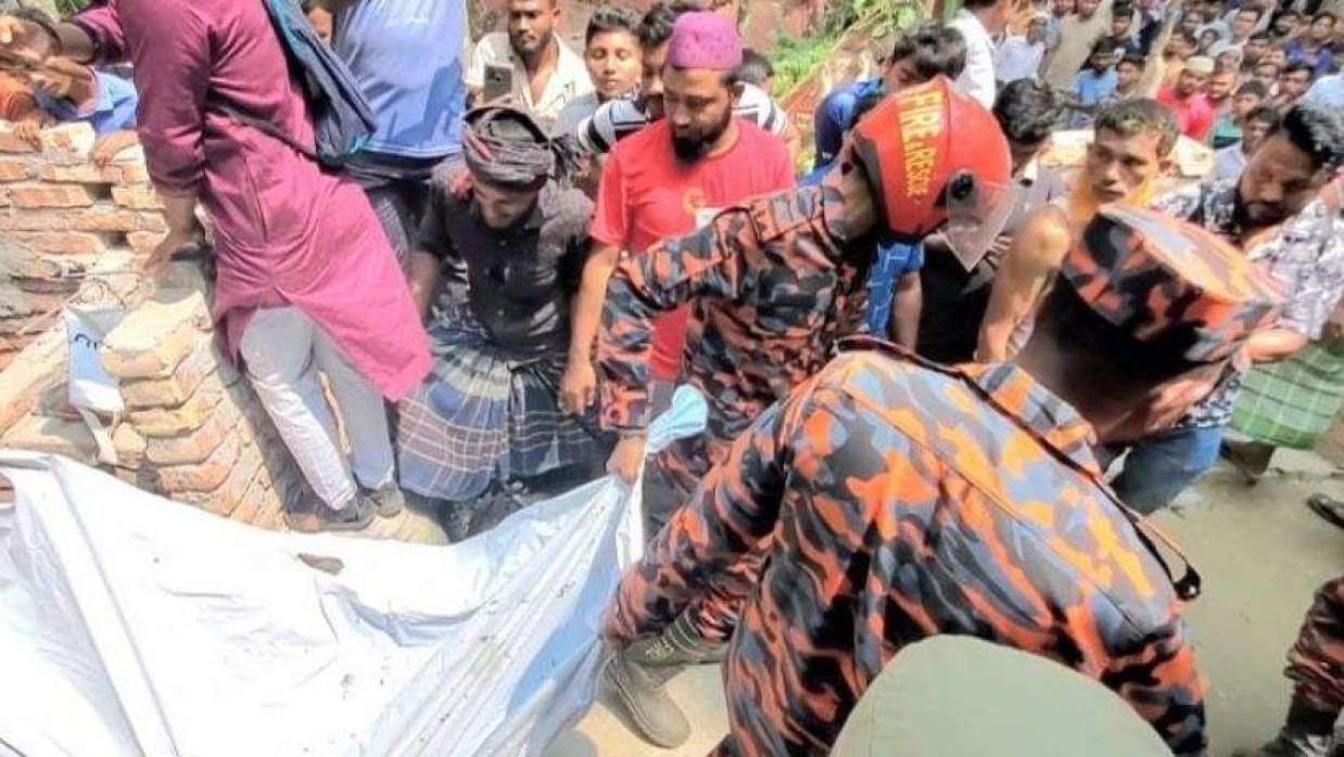 সেফটি ট্যাঙ্ক থেকে মরদেহ উদ্ধার করছে ফায়ার সার্ভিসের সদস্যরা