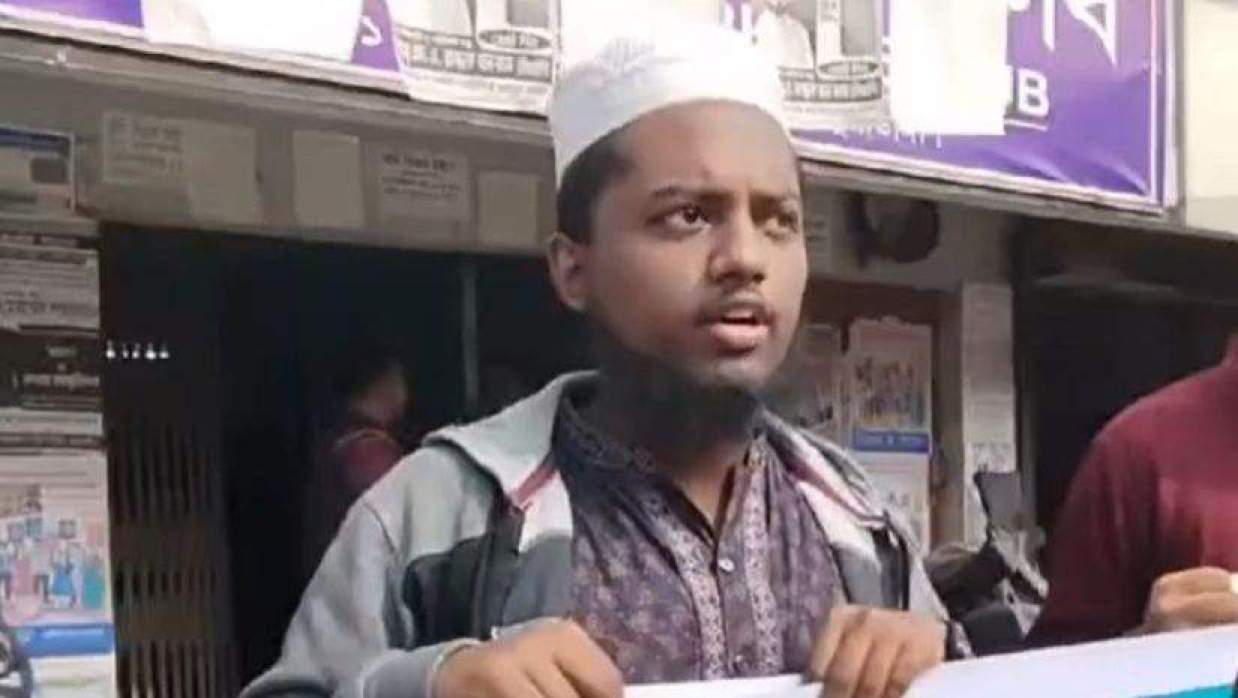 একটি প্রতিবাদ কর্মসূচিতে বক্তব্যরত আসিফ আসমাত নিবিড়