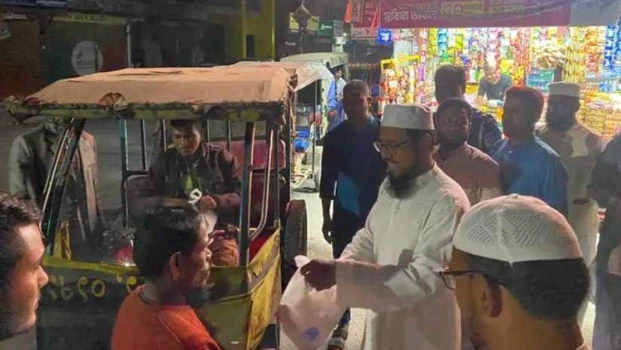 মধ্যরাতে রিকশাচালকদের মধ্যে সাহরি বিতরণ করলেন এমপি রাশেদ