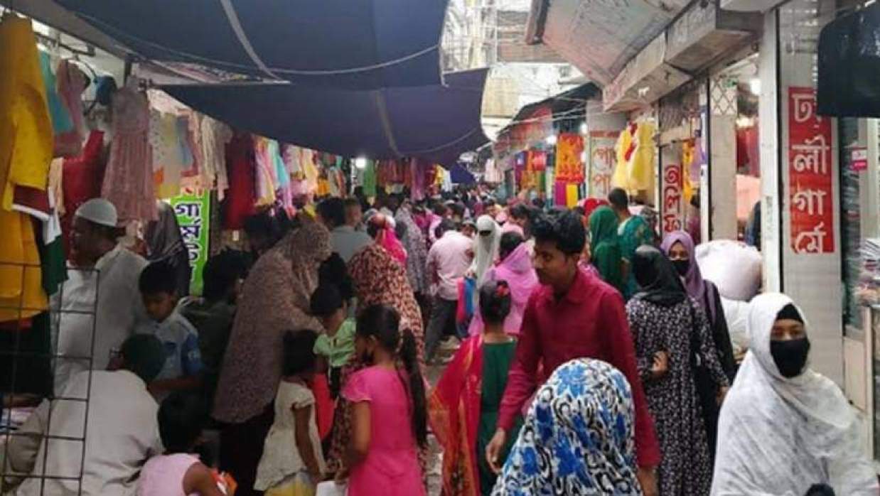 নেত্রকোনায় ক্রেতাদের পদভারে জমজমাট ঈদ বাজার