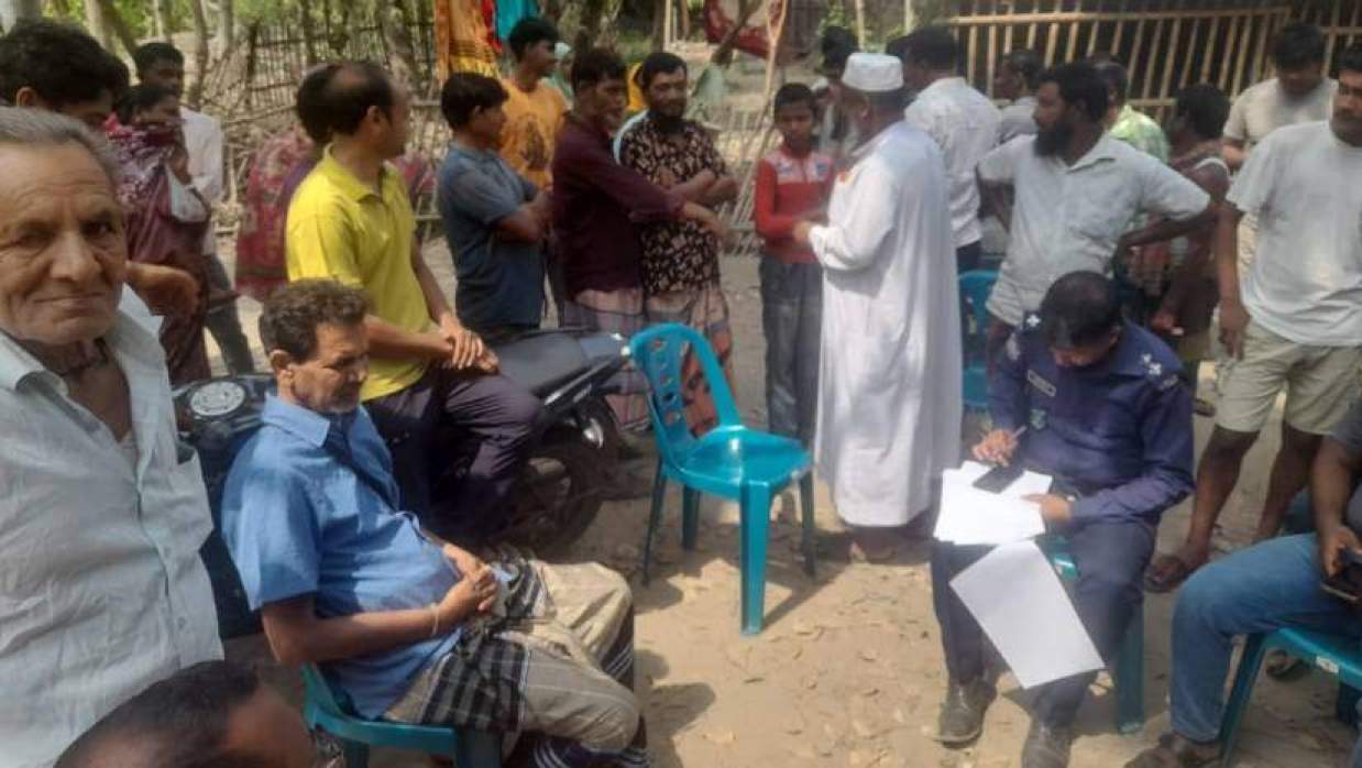 নওগাঁয় ঘর থেকে এক ব্যক্তির অর্ধগলিত মরদেহ উদ্ধার