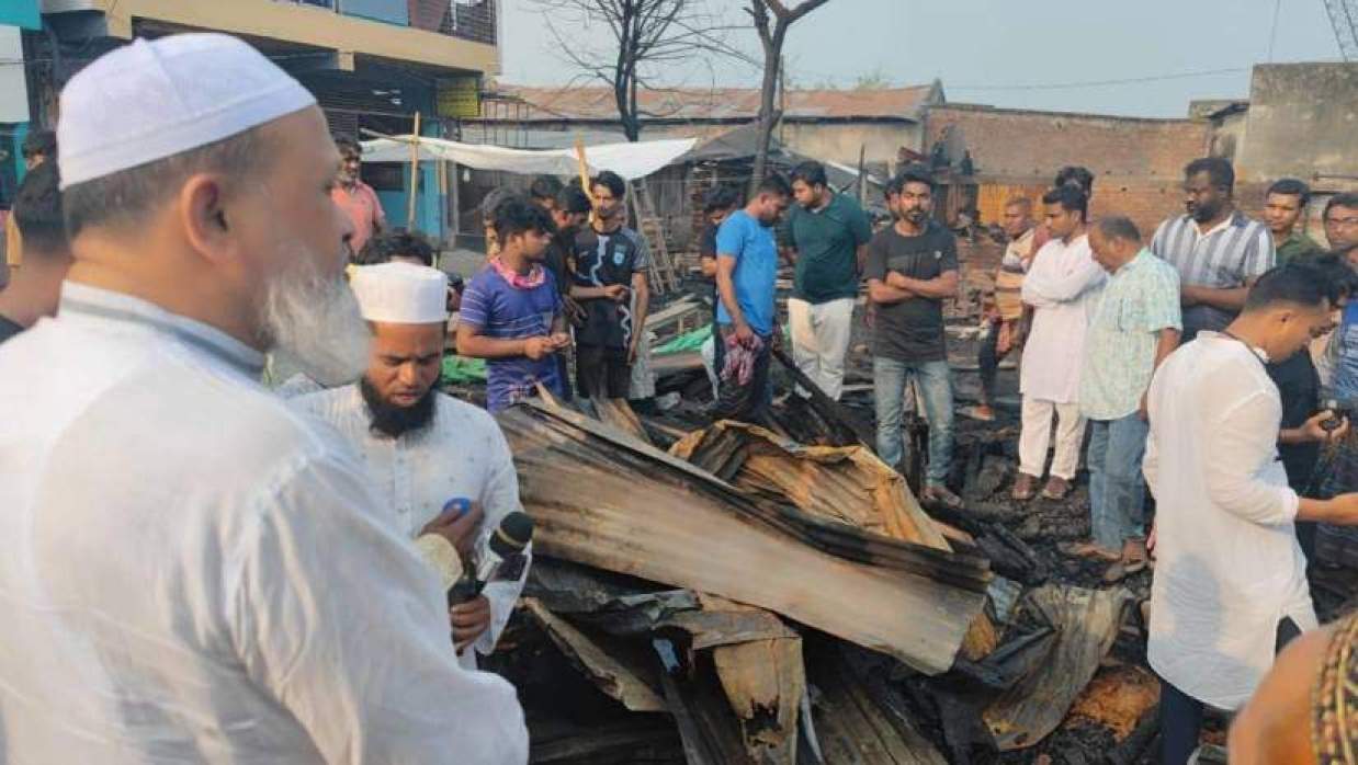 যশোরের নওয়াপাড়ার কাঠপট্টিতে অগ্নিকাণ্ডে ক্ষতিগ্রস্তদের পাশে এমপি গোলাম রসুল