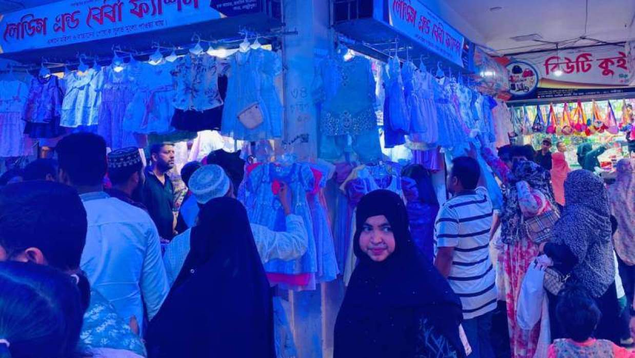 লক্ষ্মীপুরে জমে উঠেছে ঈদের বাজার, মার্কেটে ক্রেতাদের ঢল