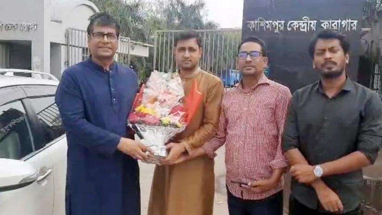 কারাগার থেকে বের হয়ে সাংবাদিক আনিস আলমগীর