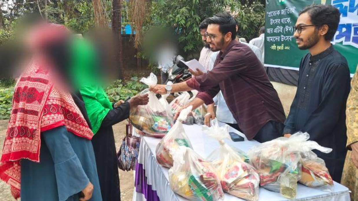 শাবিপ্রবি কর্মচারীদের মধ্যে ছাত্রশিবিরের উদ্যোগে ঈদসামগ্রী বিতরণ