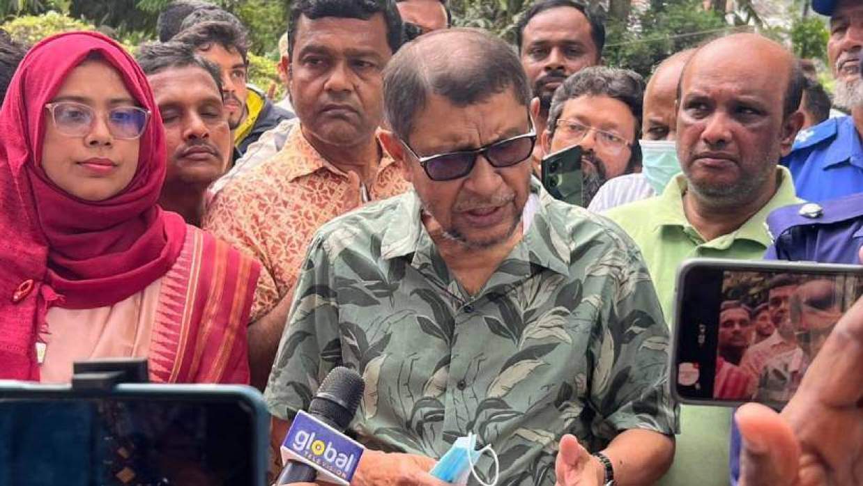 সিংগাইরে চিকিৎসকদের অনুপস্থিতি ও নোংরা পরিবেশ দেখে স্বাস্থ্যমন্ত্রীর ক্ষোভ প্রকাশ