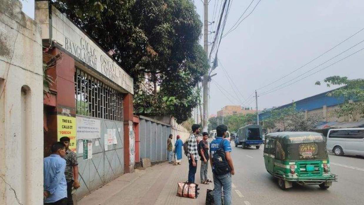 ব্যস্ত জীবন ছেড়ে বাড়ির পথে বুটেক্স শিক্ষার্থীরা