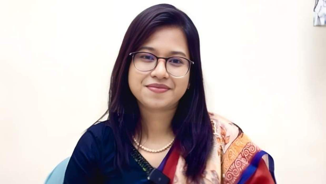 নিজেদের আদর্শিক ক্যাচাল দূরে রেখে বাংলাদেশ প্রশ্নে আমাদের এক থাকা জরুরি: মনিরা শারমিন