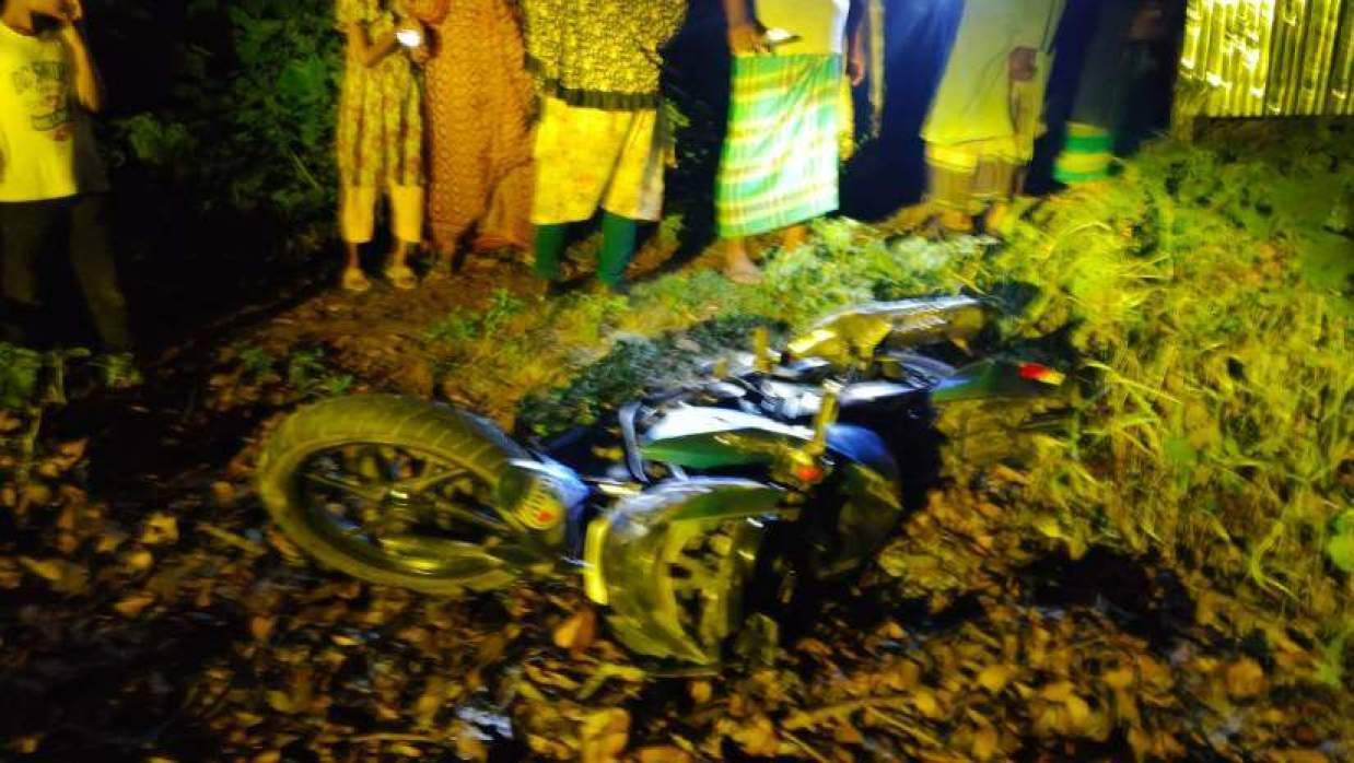 দুর্ঘটনাকবলিত মোটরসাইকেল