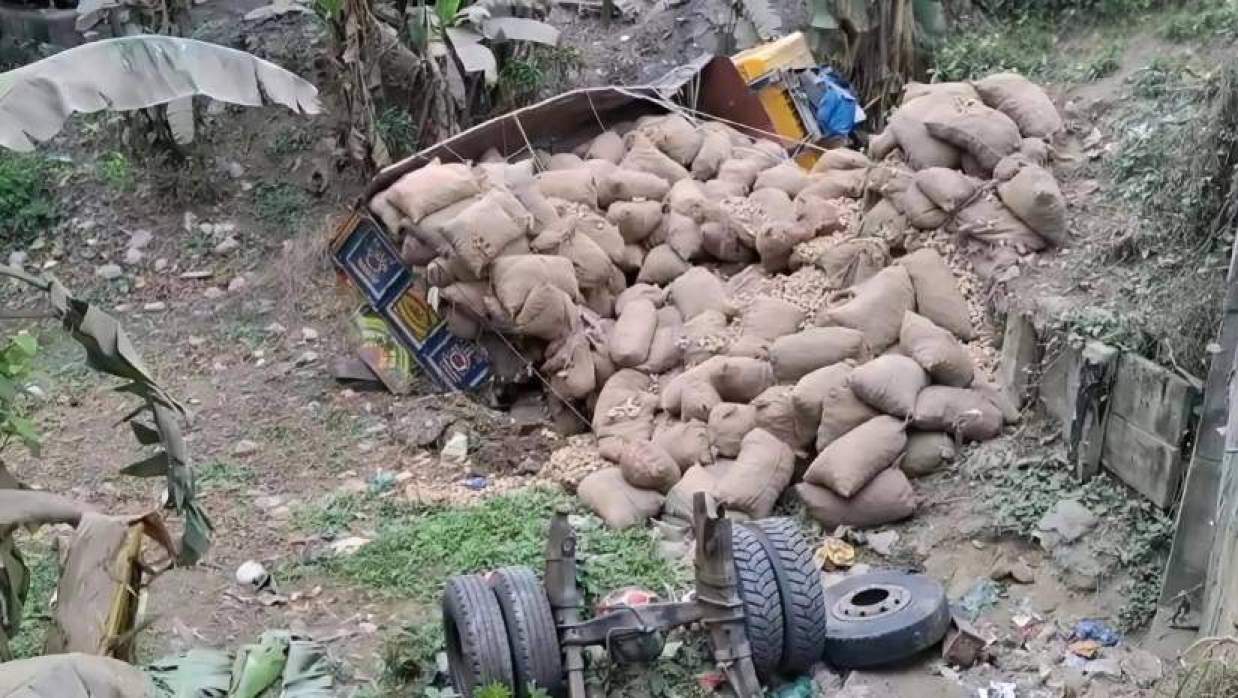 রাজবাড়ীতে নিয়ন্ত্রণ হারিয়ে আলুবোঝাই ট্রাক উল্টে হেলপার নিহত