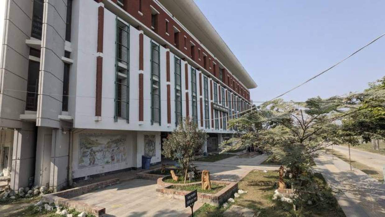 ঈদের ছুটিতে বাড়ির পথে শিক্ষার্থীরা, ফাঁকা হচ্ছে খুবি ক্যাম্পাস