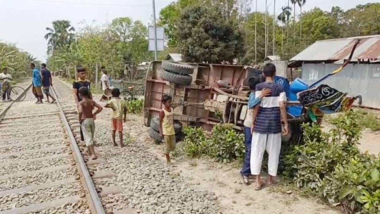 ট্রেনের ধাক্কায় উল্টে যাওয়া লাটা হাম্বা