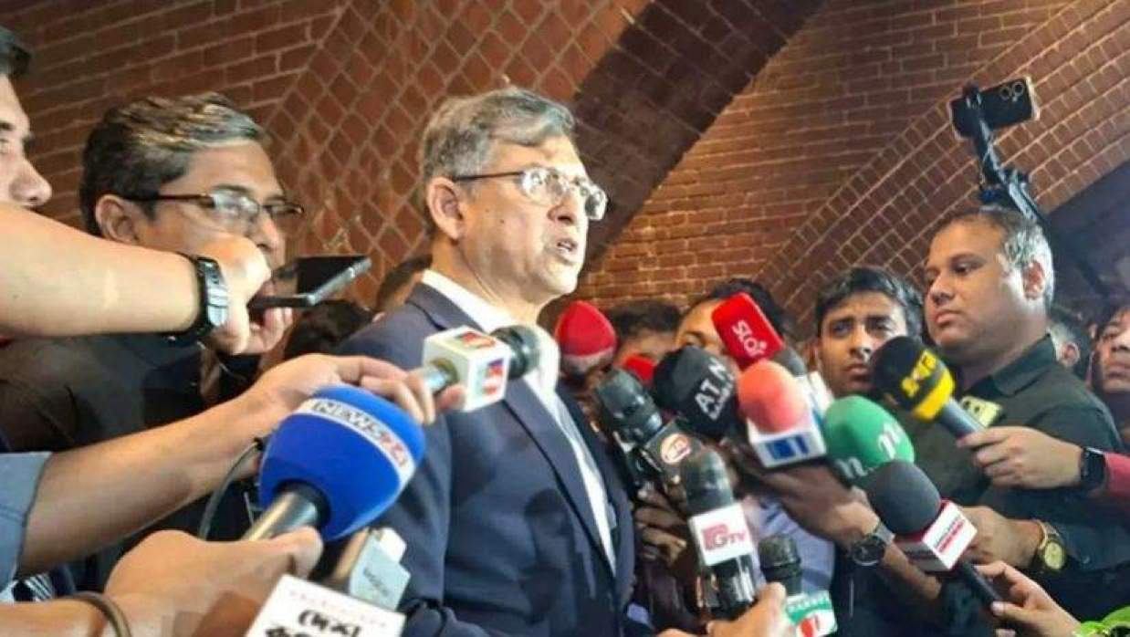 সাংবাদিকদের সঙ্গে কথা বলছেন সালাহউদ্দিন আহমদ