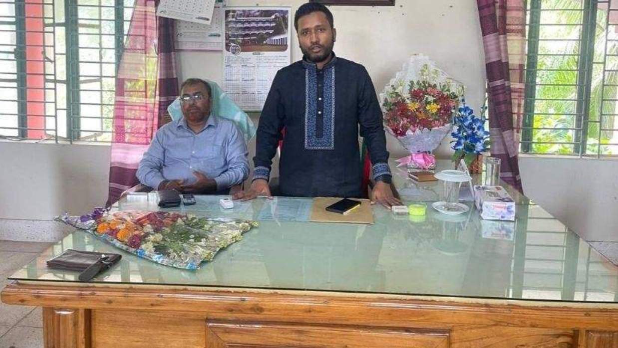 ভাবছি মহিলা কলেজের সভাপতির পদটি ছেড়ে দিতে হবে!  