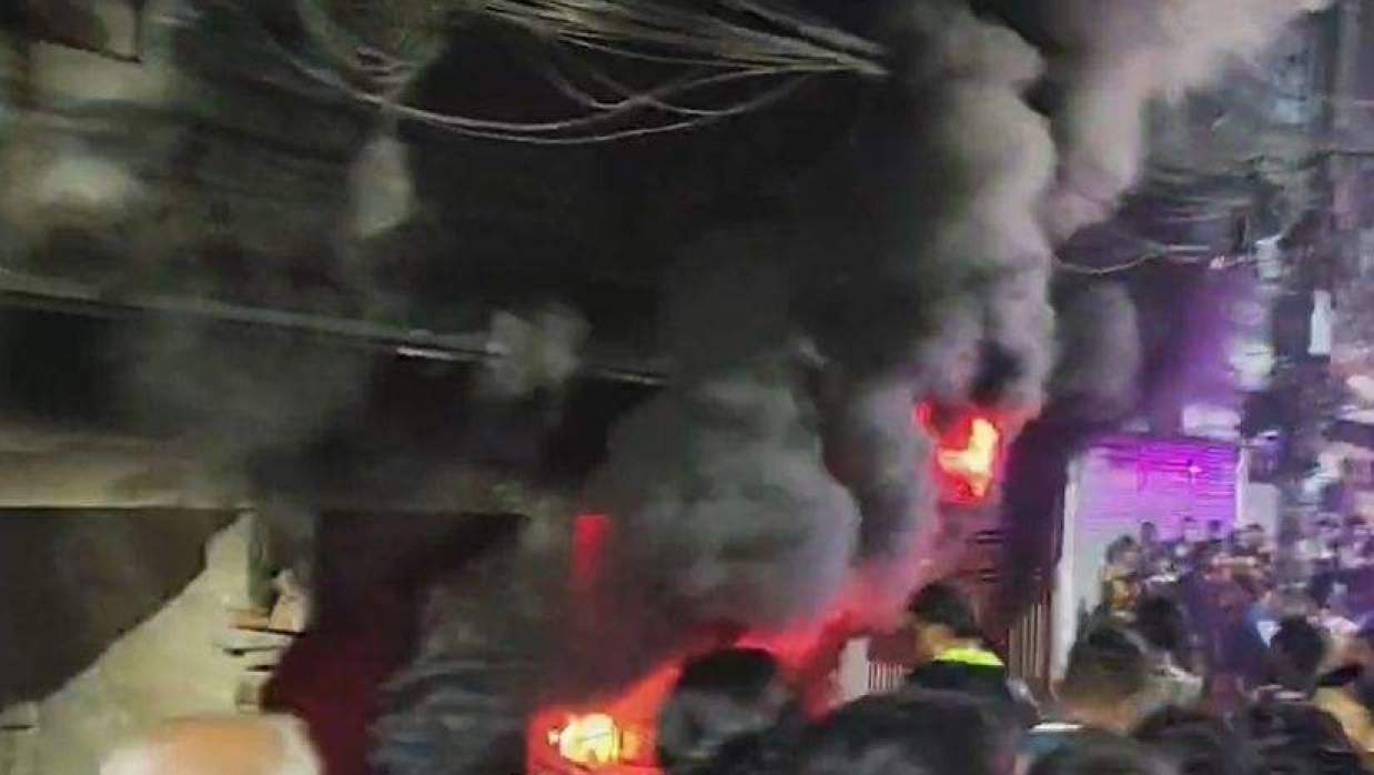 মিরপুরে শাড়ির গোডাউনে আগুন