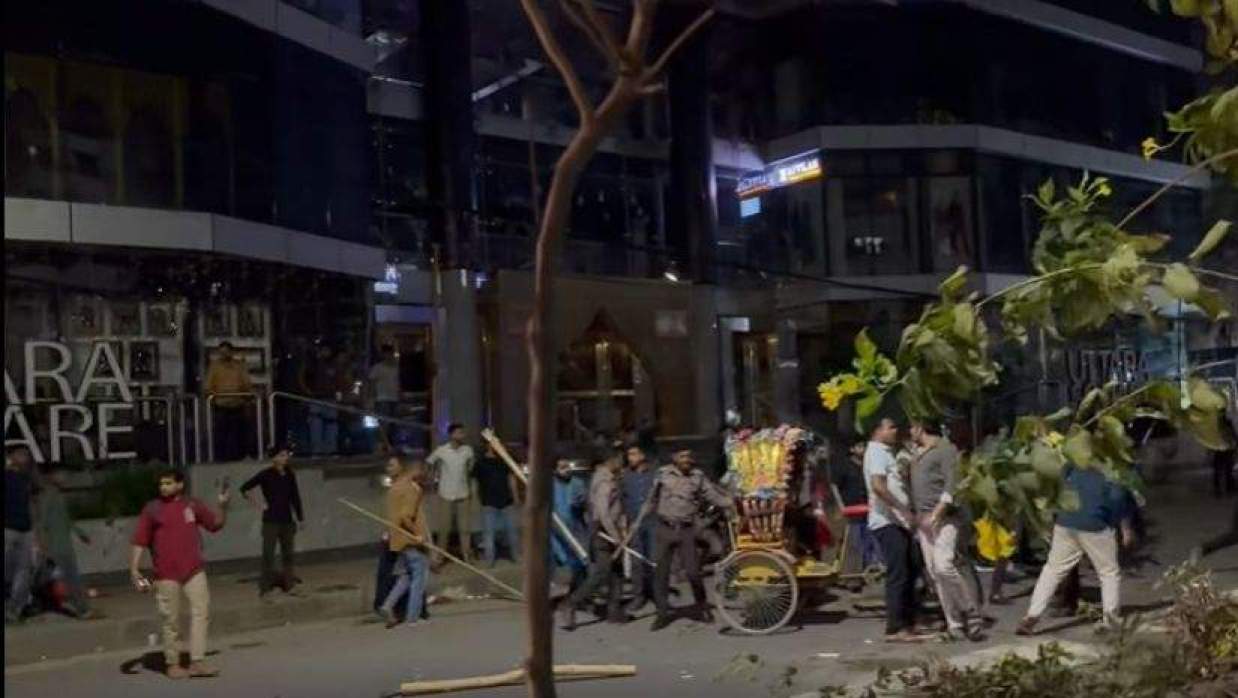 বাণিজ্যিক ভবন ঘেরাও ও ভাঙচুরের ঘটনা ঘটেছে
