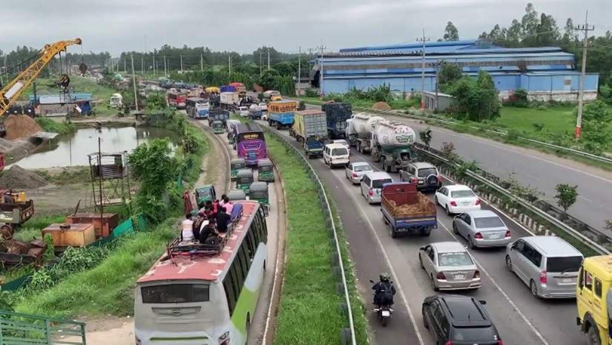 ঈদের ছুটির সময়ে মহাসড়কে স্বাভাবিকের চেয়ে বেশি যানবাহন চলাচল করে