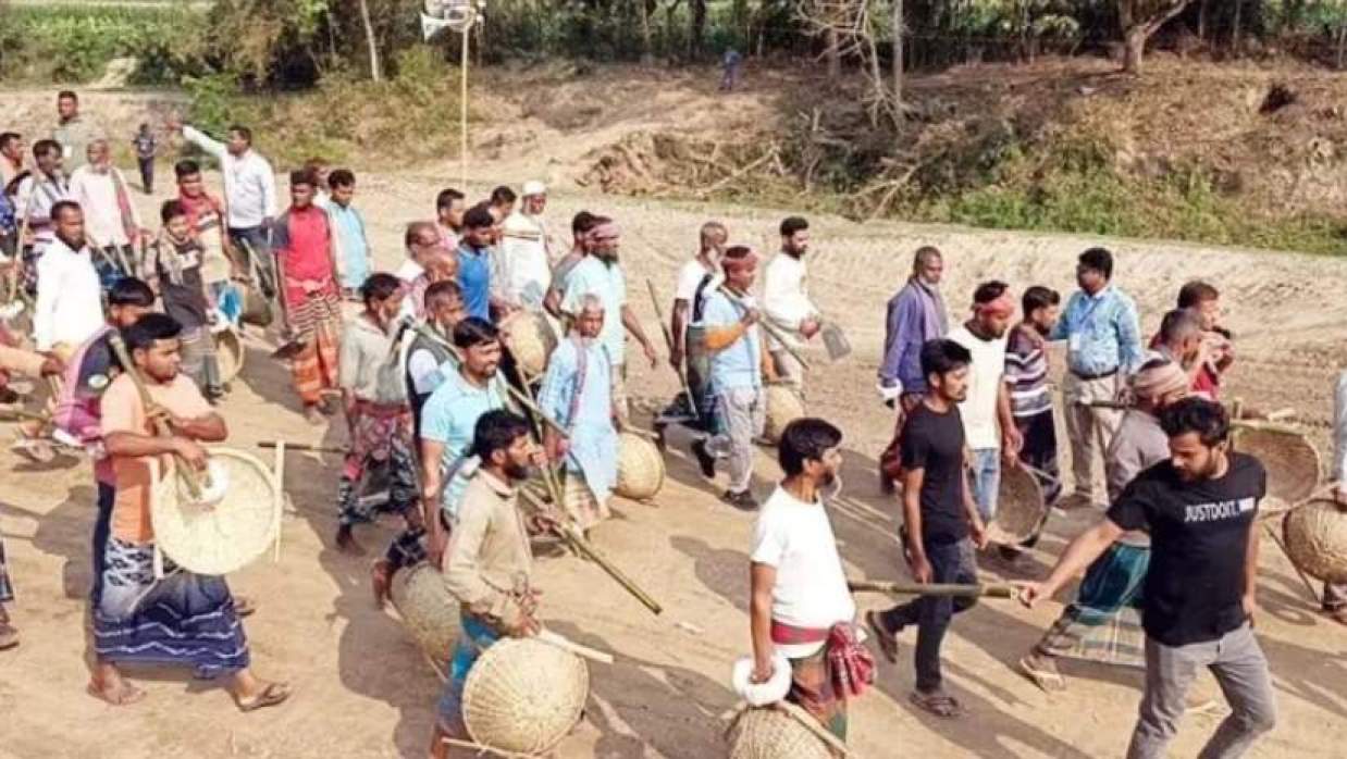 শ্রমিকরা কোদাল, ডালি ও বেড়ুয়া প্রস্তুত