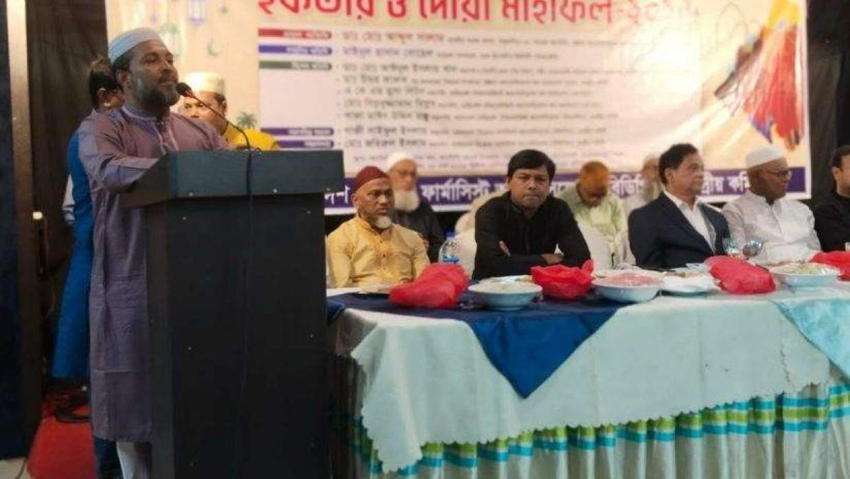 ইফতার মাহফিলে প্রধান অতিথি এমপি আব্দুস সালাম (সামনের সারিতে বাম থেকে তৃতীয়)