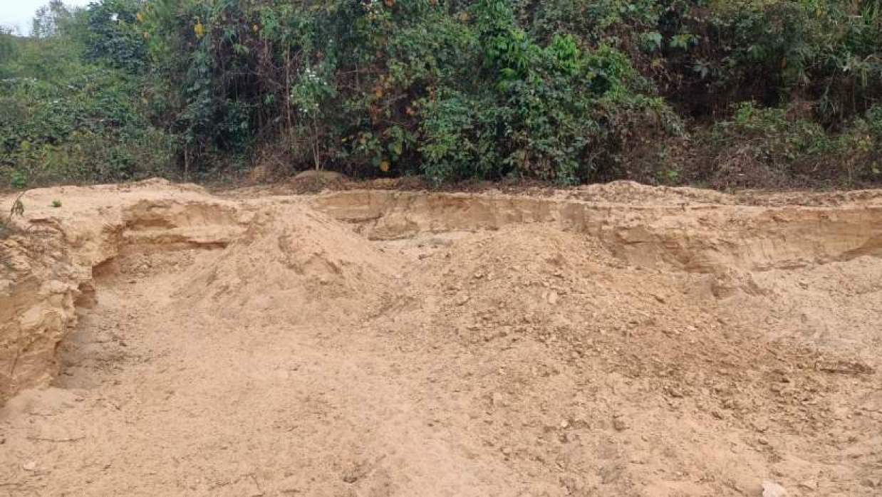 এভাবেই পাহাড় কেটে নেওয়া হয়েছে