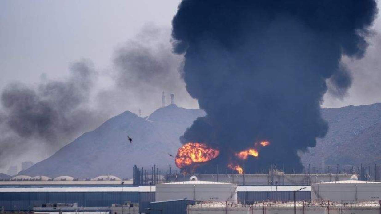 ভয়াবহ ড্রোন হামলায় জ্বলছে আরব আমিরাতের ফুজিরাহ তেল শিল্পাঞ্চল